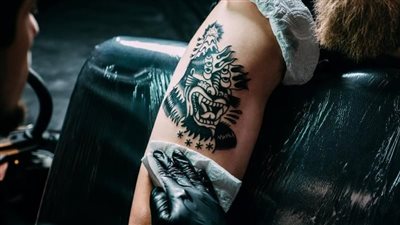 دراسة تحذر من وجود بكتيريا في أحبار الوشم