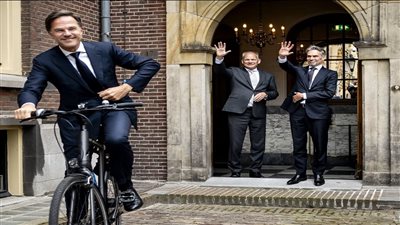 بعد 14 عاما في السلطة.. رئيس وزراء هولندا يغادر منصبه على دراجة | فيديو