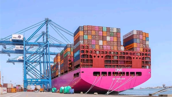 حاويات على رصيف ميناء