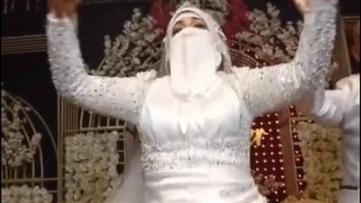 وصلة رقص| عروس منتقبة تثير الجدل خلال حفل زفافها.. ما القصة؟