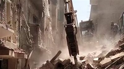 الدفع بمعدات ثقيلة لرفع أنقاض عقار المنوفية المنهار | بث مباشر
