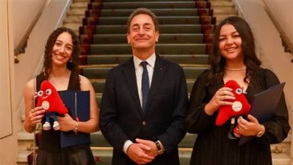 السفير مع الطالبتين