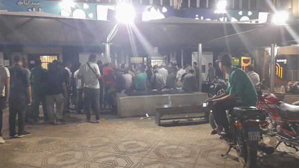 تكدس المواطنين أمام