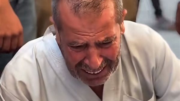 فلسطيني يودع ابنته