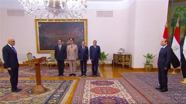 مجاور يؤدي اليمين