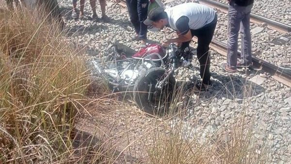 قطار يصدم موتوسيكل