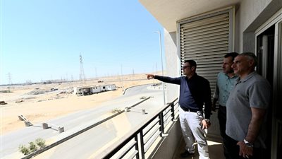 وزير الإسكان يجري أول زيارة ميدانية بالعاشر من رمضان بعد توليه المنصب الجديد | صور