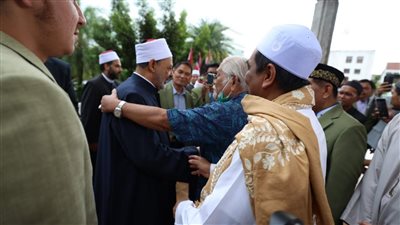 وسط احتفاء كبير من مسلمي تايلاند.. شيخ الأزهر يؤدي صلاة الجمعة بالمركز الإسلامي فور وصوله بانكوك