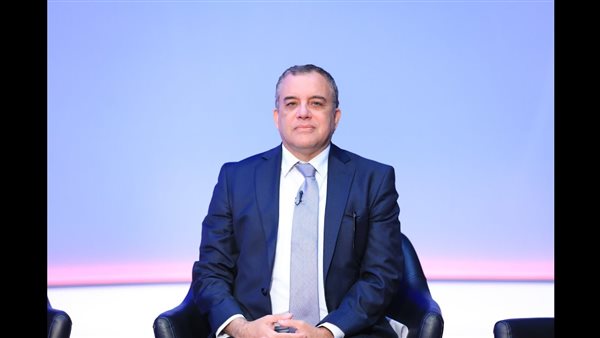 الكاتب الصحفي عزت