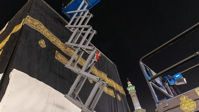 تستهلك 1000 كيلو من الحرير الخام.. كيف يتم تغيير كسوة الكعبة المشرفة؟
