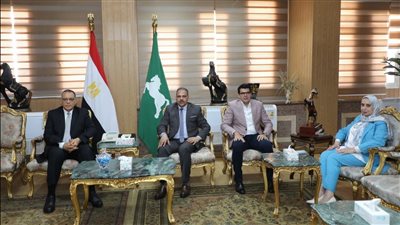 بعد الحركة.. محافظ الشرقية السابق يُطلع الحالي على ملفات المحافظة| صور