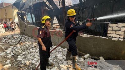 السيطرة على حريق 5 هناجر ومضيفة في النزهة الجديدة | صور