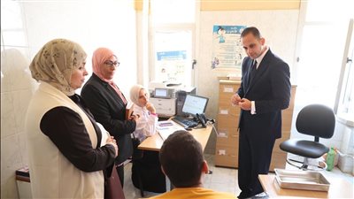نائب وزير الصحة يستمع لمشاكل العاملين والمواطنين في مركز صحة الأسرة بمنطقة بدر الطبية