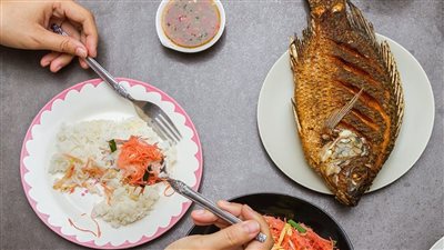 تفسير أكل السمك في المنام للمتزوجين.. جميعها خير إلا حالة واحدة