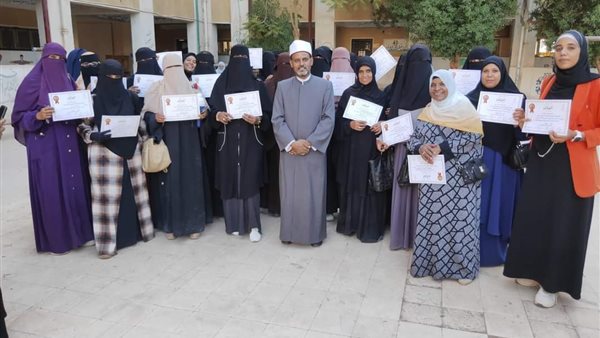 تسليم الشهادات