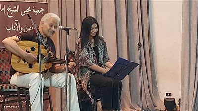 احتفالا بذكرى ميلاد الشيخ إمام.. شباب مصر يغني بالبيت الروسي في القاهرة 