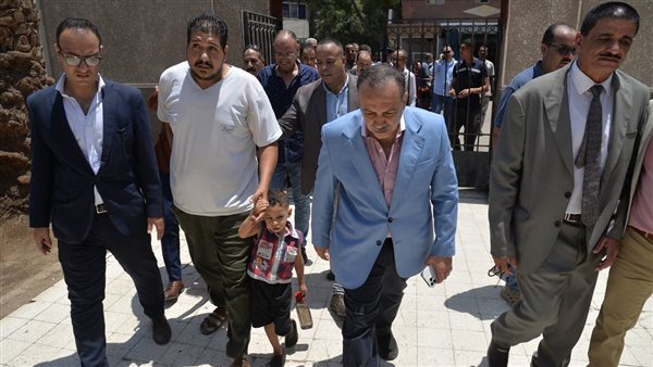 محافظ أسيوط يصطحب
