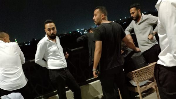 العريس ومجوعة من