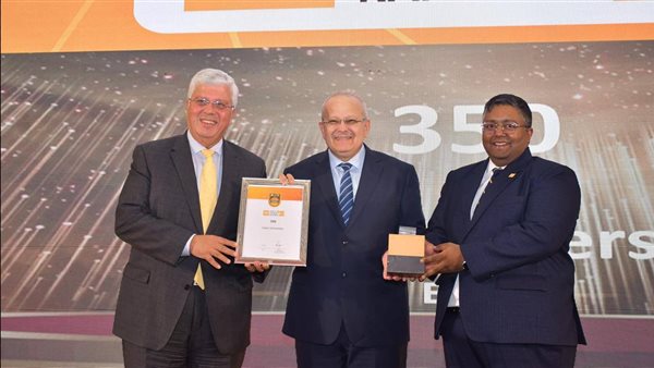 جانب من تسليم الجائزة