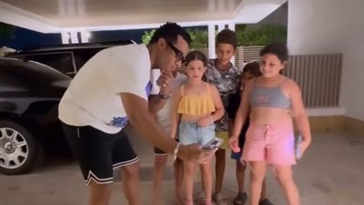 جيراني وولاد حبايبي.. محمد رمضان يلتقط فيديو مع ابنة دنيا سمير غانم وأحفاد أحمد السبكي