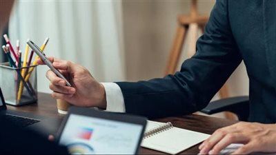 رسالة مهمة من الإفتاء لـ العاملين حول الانشغال في وقت العمل الرسمي بأعمال خاصة