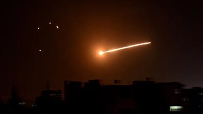 تحملان منظومات دفاع جوي.. استهداف سفينتين إيرانيتين بميناء اللاذقية السوري