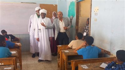 وكيل التعليم بأسوان يتفقد امتحانات الشهادة المتوسطة لأبناء الجالية السودانية