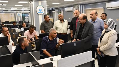 محافظ أسوان يتابع من داخل مركز السيطرة إزالة التعديات ضمن الموجة الـ23