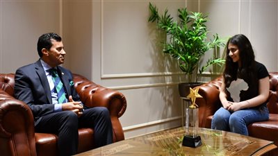 وزير الرياضة يلتقي لاعبة الشطرنج جوي روماني بعد تتويجها ببطولة إفريقيا