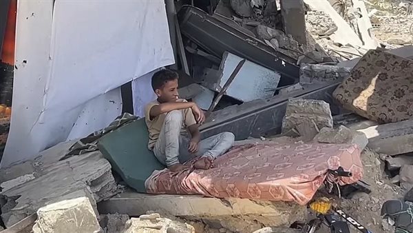 طفل نازح أمام خيمته