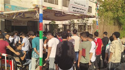 وسط حالة من التركيز.. توافد طلاب الغردقة على لجان الثانوية العامة لأداء امتحان الجيولوجيا وعلم النفس والجبر| صور