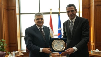 الفريق أسامة ربيع يهنئ محافظ السويس ويؤكد استمرار التعاون في المشروعات التنموية والخدمية