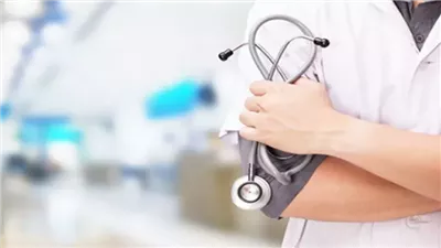 طبيب مزيف| نصاب يمارس الطب ويكشف على المرضى دون مؤهل.. وشهود: بيضغط علينا عشان نسكت