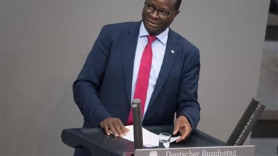 بعد تلقيه تهديدات بالقتل.. أول نائب أفريقي بالبرلمان الألماني يعلن عدم ترشحه للانتخابات القادمة