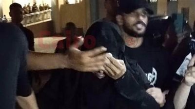 انهيار والدة أحمد رفعت في عزاء نجلها بمسجد المشير طنطاوي| صور 