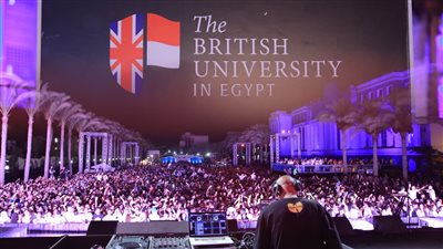  للترحيب بالجدد.. فرقة كايروكي تحيي حفل الجامعة البريطانية في مصر بحضور 10 آلاف طالب