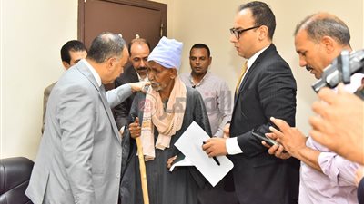 في لفتة إنسانية.. محافظ أسيوط يوجه بشراء أدوية لسيدة مسنة على نفقته الخاصة