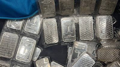 ضبط راكب أجنبي حاول تهريب سبائك فضة في مطاري القاهرة وسفنكس