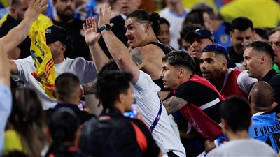 تصل للشطب.. العقوبات المحتملة على ثنائي أوروجواي بعد أحداث مباراة كولومبيا