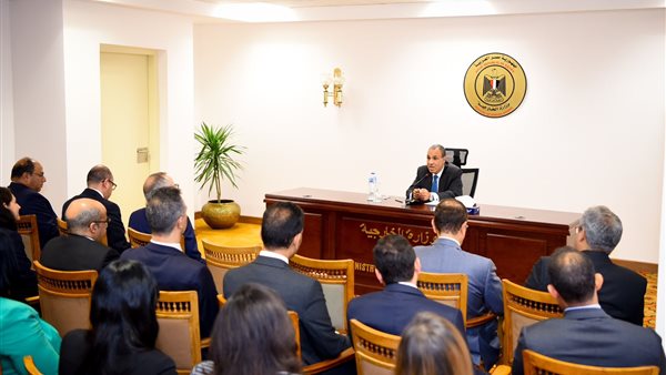 وزير الخارجية يجتمع