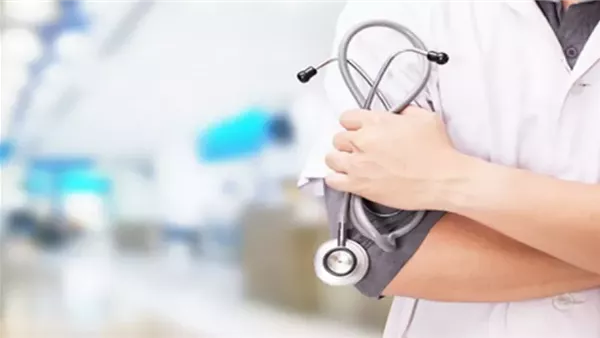 شاب ينتحل صفة طبيب