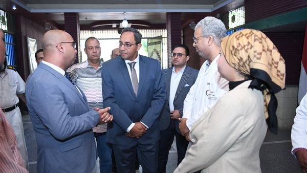 محافظ قنا يتفقد المستشفى