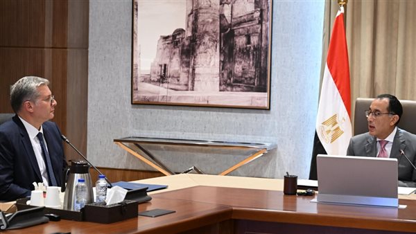 رئيس الوزراء مع وزير