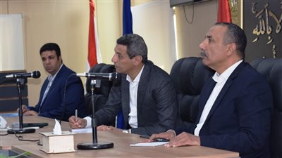 لقاءات واجتماعات وجولة وحيدة.. ماذا قدم محافظ السويس في الأسبوع الأول بعد أدائه اليمين الدستورية؟