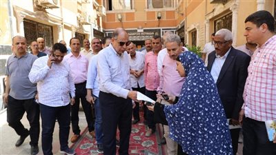 محافظ المنيا وسط أهالي ملوي: لن أبقي على أي مسؤول لن يرضى عنه المواطنون