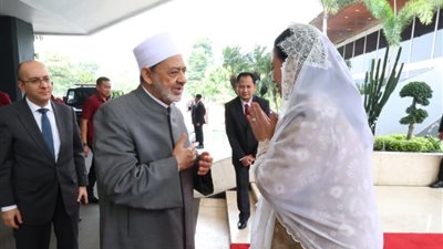من إندونيسيا.. شيخ الأزهر: تهميش المرأة سببه خلط التقاليد المجتمعية بالأحكام الشرعية