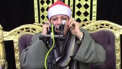 قارئ يثير الجدل أثناء التلاوة.. والنقابة تتخذ إجراءات ضده| بث مباشر 