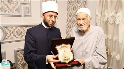 عمره 92 عامًا.. أسامة الأزهري يزور الشيخ منصور الرفاعي وكيل وزارة الأوقاف الأسبق | تعرف عليه 