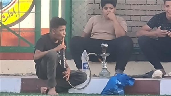 تدخين صغار الشيشة