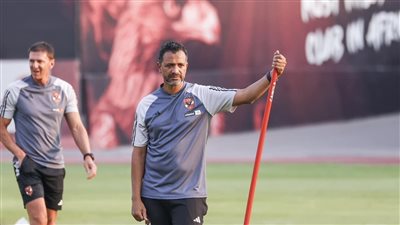 سامي قمصان يقود تدريبات الأهلي استعدادًا لمباراة إنبي 
